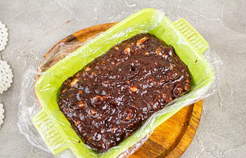 1. Этап. Банановый фадж: Невысокий контейнер застелите пищевой пленкой и выложите шоколадно-банановую массу. Контейнер поставьте в морозильную камеру для застывания.