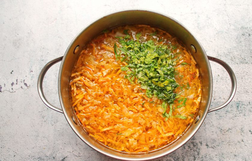 1. Этап. Щи старорусские: Добавьте мелко нарезанную зелень и доведите до кипения. Отключите огонь, закройте крышкой и оставьте до полного остывания. Затем разогрейте щи и подавайте к столу.