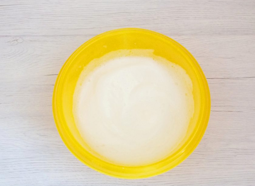 1. Этап. Творожное печенье без муки: В отдельной чаше взбейте в пену яичные белки.