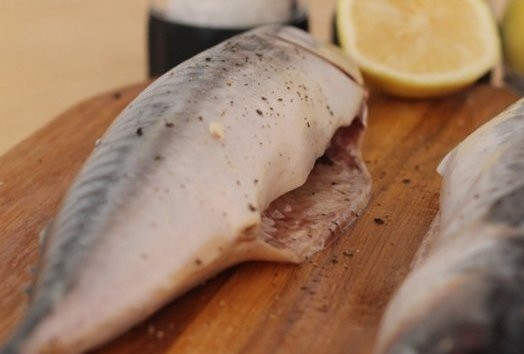 1. Этап. Скумбрия в духовке в фольге: Затем смажьте скумбрию солью и перцем. Добавьте сок лимона.