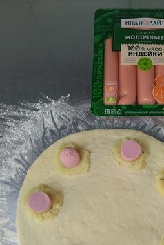 1. Этап. Дрожжевая выпечка Кружочки: Сосиску разрезаем на 5 частей и немного углубляем в пюре.