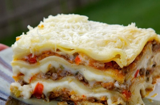 1. Этап. Лазанья с фаршем и овощами: 14. Вот и весь секрет, как сделать лазанью с фаршем и овощами. Надеюсь, вы оцените вкус этого потрясающего итальянского блюда. Приятного аппетита!