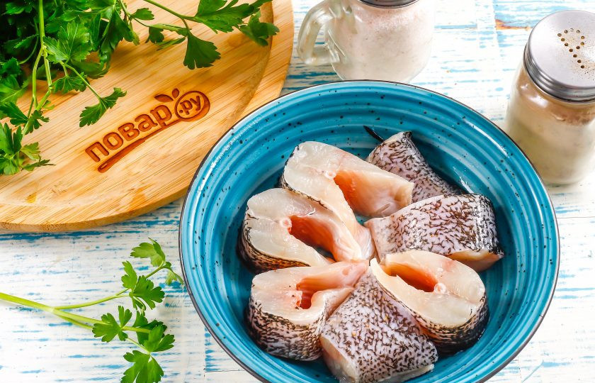 1. Этап. Щука маринованная в уксусе с луком: Срежьте голову, плавники и хвост, нарежьте тушку рыбы на порционные части и поместите в глубокую емкость.