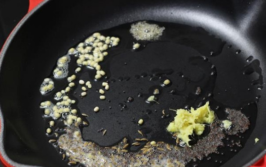 1. Этап. Овощные шарики в кляре: 2. На сковороде разогрейте капельку масла. Выложите горчицу и специи по вкусу.