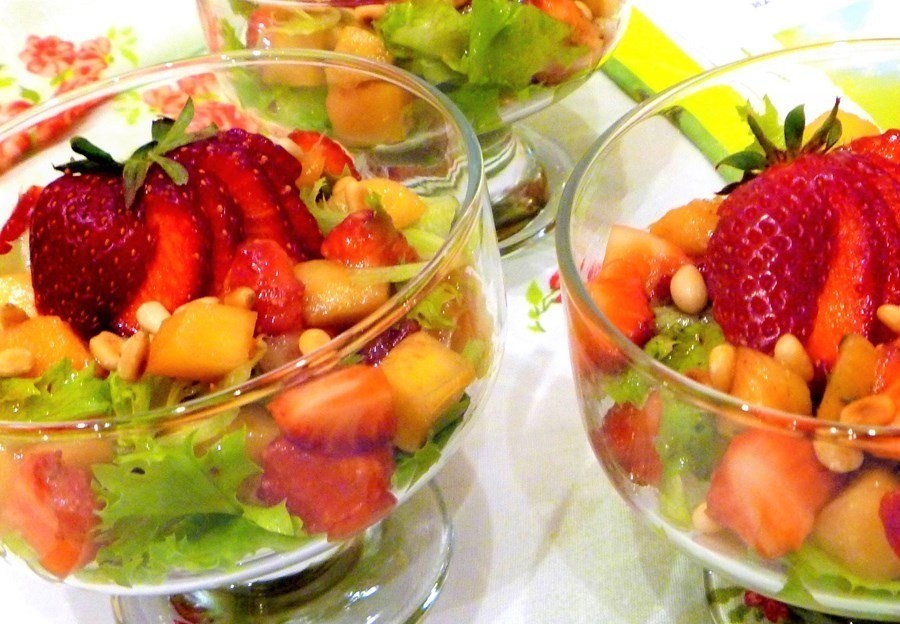 1. Stage. Strawberry and mango salad with nuts: Coarsely chop the clean lettuce leaves, place in a salad bowl, add the mango and strawberries, pour in the salad dressing, and stir.