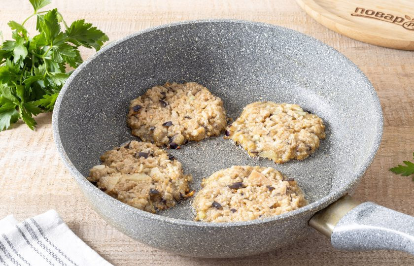 1. Этап. Драники из баклажанов: Разогрейте на среднем огне сковороду с растительным маслом. Выложите столовой ложкой порционно тесто и жарьте драники до золотистого цвета с двух сторон.