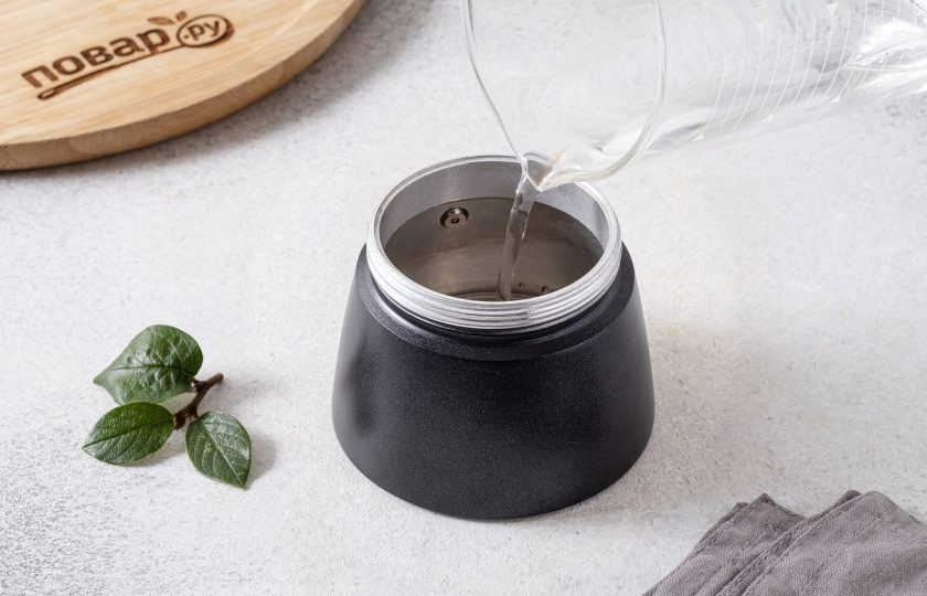 1. Этап. Кофе с корицей: Влейте воду в нижний резервуар гейзерной кофеварки до предохранительного клапана.