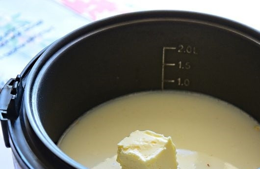 1. Этап. Геркулесовая каша в мультиварке: 4. Посолите немного и по желанию добавьте ванильный сахар (+ обычный по вкусу). Положите кусочек сливочного масла в чашу. Установите программу 