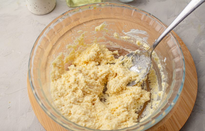 1. Этап. Кето-хлеб в микроволновке: Добавьте оливковое масло и перемешайте.