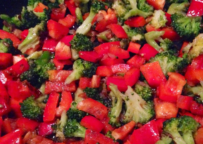 1. Этап. Грудка с брокколи в мультиварке: Вливаем в чашу мультиварки немного масла. Обжариваем на нем измельченный лук, соцветия брокколи и порезанный болгарский перец. Выставим режим 