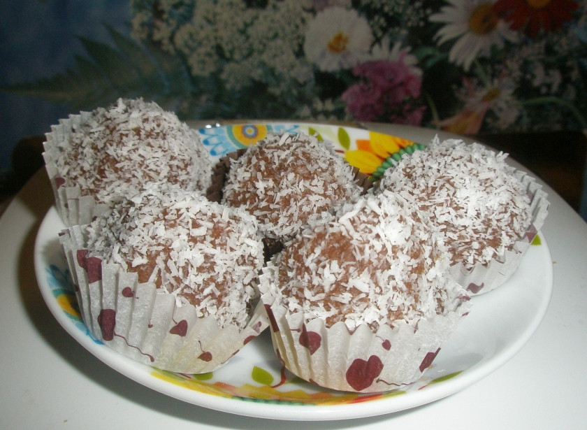 1. Этап. Конфеты из детской смеси Малютка: 5. Обмакиваем конфеты в какао и в присыпку (кокосовая стружка или вафельная крошка - по желанию). Выкладываем их в специальные формочки и подаем к столу. Перед подачей можно дополнительно охладить конфеты в холодильнике.