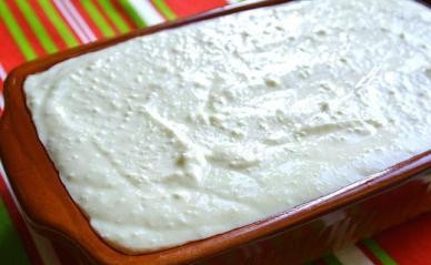 1. Этап. Простая творожная запеканка в духовке: Разогрейте духовку до 180 градусов. Смажьте форму для запекания маслом и влейте в неё творожную массу.