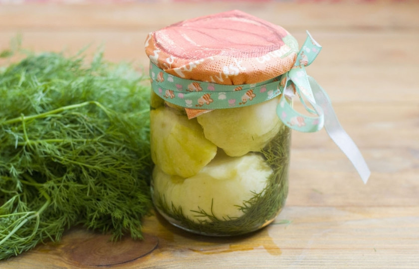 1. Этап. Патиссоны, маринованные без стерилизации: 6. Заливается маринад, а сверху до самого горлышка льется кипяток, в котором и варились эти патиссоны. Банку закатывают жестяной крышкой и украшают ее бумагой с тесьмой.