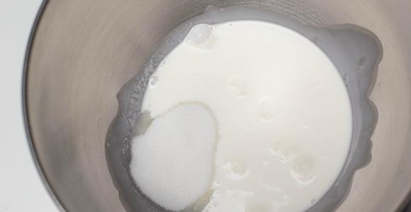 1. Этап. Королевский творожный пирог: 8. В отдельной мисочке взбейте сливки с оставшимся сахаром до плотных пиков. Можно для аромата добавить ваниль.