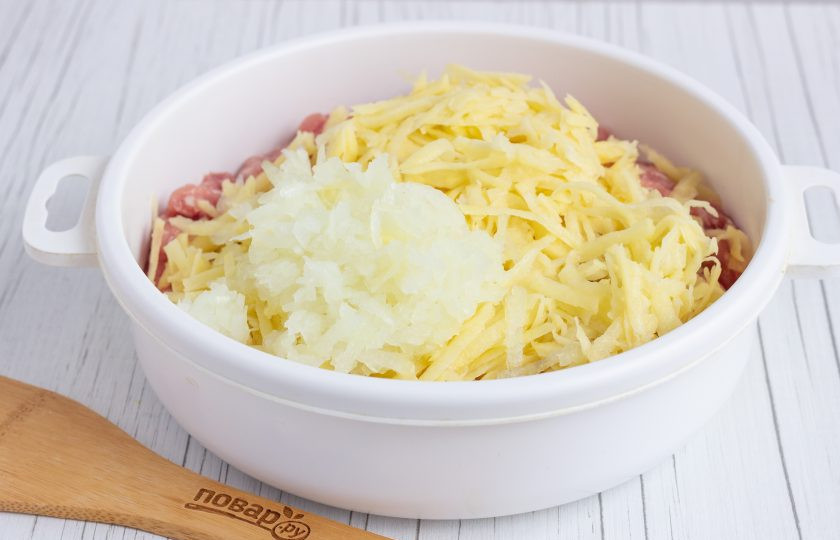 1. Этап. Мясные вафли: Картофель и лук натрите на крупной терке, добавьте в фарш и перемешайте.