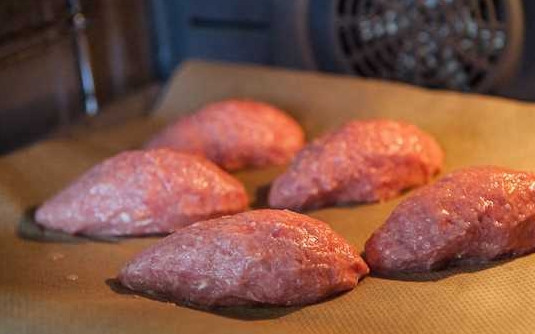 1. Этап. Зразы со свининой: 13. Зразы выложите на противень и отправьте в разогретую до 190 градусов духовку. Запекайте около 20 минут до румяности.