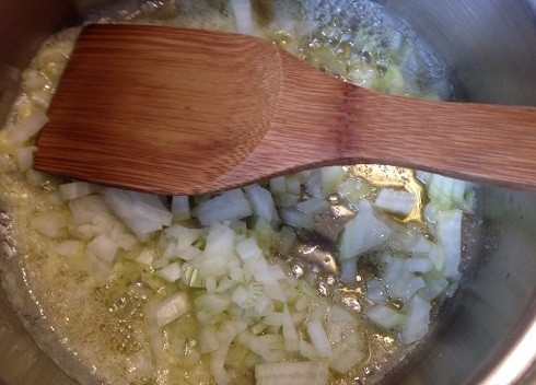 1. Этап. Суп из сыра: И отправляем лук обжариваться до прозрачности или до того момента, когда лук начнет чуть золотиться.