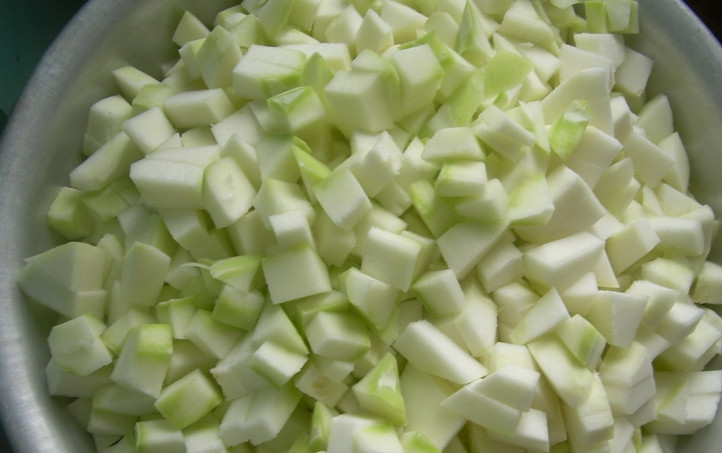 1. Этап. Патиссоны, консервированные кусочками: Патиссоны тщательно промываем, обрезаем плодоножки. Опускаем овощи в кипящую воду на 5 минут. Затем окунаем в холодную воду, мякоть нарезаем небольшими кусочками.