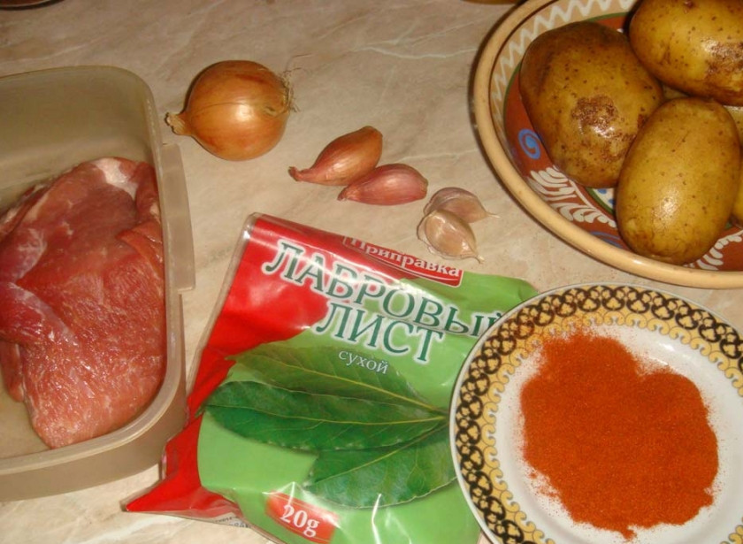 1. Этап. Гуляш из говядины по-венгерски: Подготовьте ингредиенты. Кстати, с молодым картофелем еще вкуснее.