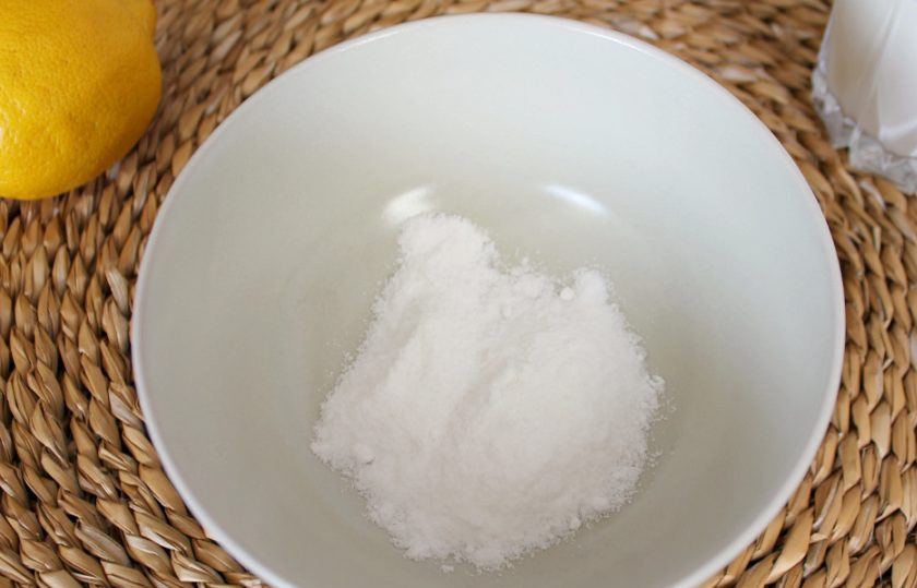 1. Этап. Десерт Силлабаб: В пиалу насыпаем сахарную пудру.