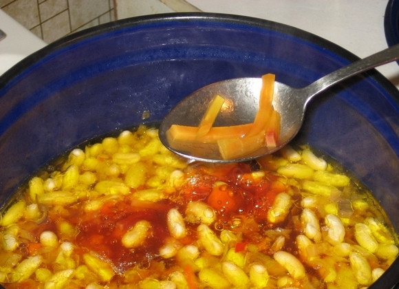 1. Этап. Постный борщ со свеклой: В процессе варки свекла может поменять цвет, отдать его воде, а сама такой яркой уже не будет.