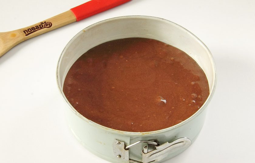 1. Этап. Шоколадно-банановый пирог: Перелейте тесто в смазанную маслом форму. Выпекайте при 190 градусах около 40 минут.