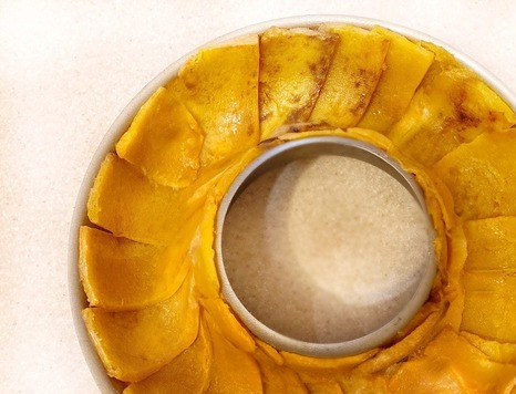 1. Этап. Запеканка из рисовой поленты с фаршем: Выложите ломтики тыквы внахлёст по краю формы для выпекания.