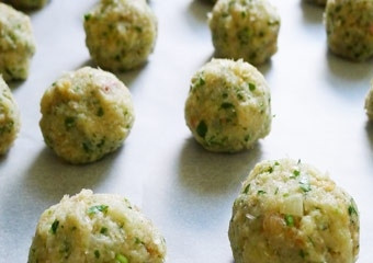 1. Этап. Рыбные тефтели: Формируем тефтели величиной со сливу. Накрываем их пищевой пленкой и ставим в холодильник на 20-30 минут.