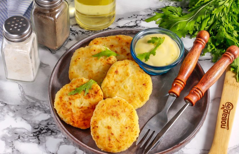 1. Этап. Сырники из плавленых сырков: Выложите румяные сырники на тарелку и подайте их к столу горячими.