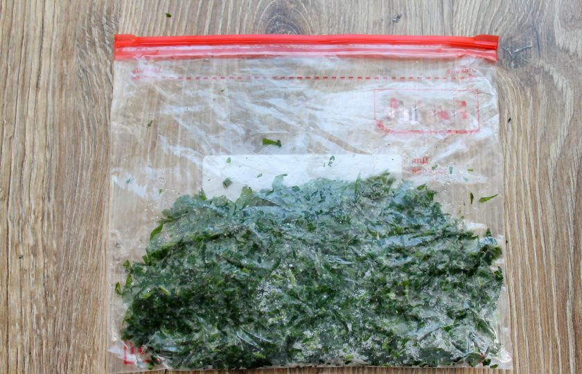 1. Этап. Морковная ботва на зиму: Второй способ — заморозка. Для этого ботву измельчите, положите в пакет и плотно завяжите. Прекрасно подойдут пакеты с застежкой зип-лок. Уберите в морозильную камеру и полностью заморозьте.