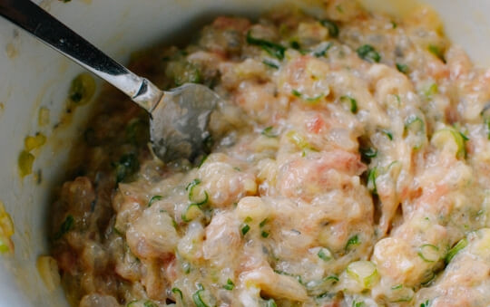 1. Этап. Баклажаны с начинкой по-азиатски: 3. Вбейте яйцо, добавьте крахмал, перемешайте все до однородности.