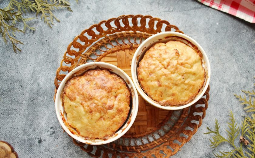 1. Этап. Суфле из кролика: Поставьте формочки с суфле из кролика в разогретую духовку и готовьте при температуре 160 градусов в течение 35 минут, до готовности.