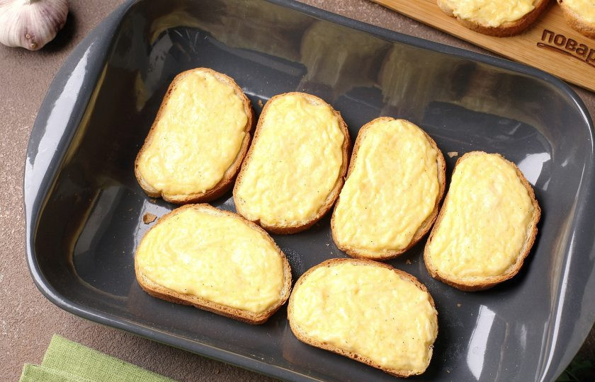 1. Этап. Бутерброды с плавленым сыром и яйцом: Сыр за это время успеет расплавиться, а снизу появится золотистая хрустящая корочка. Бутерброды с плавленым сыром и яйцом готовы.