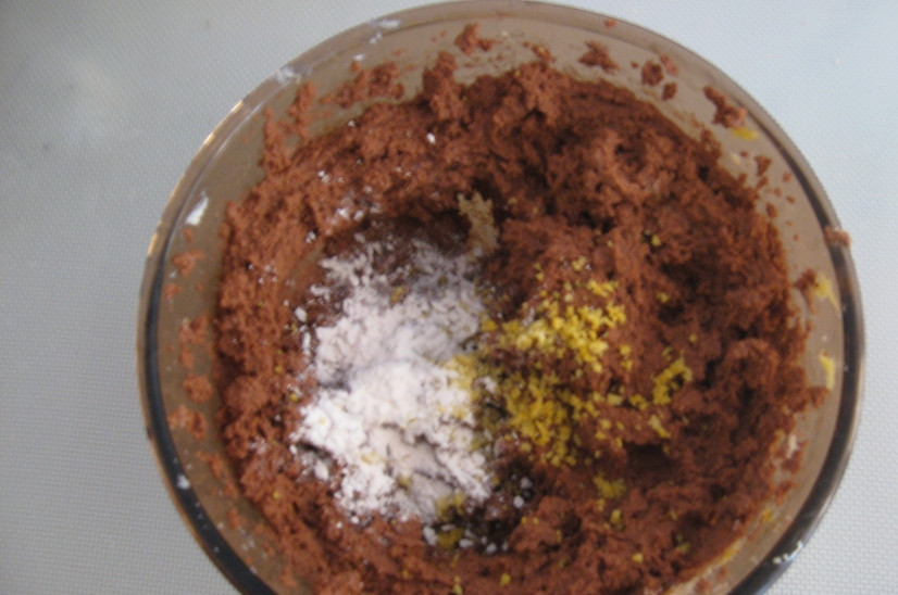 1. Этап. Шоколадный торт с цедрой: 2. Дальше кладем какао и молотый миндаль. Снова тщательно перемешаем. Добавим также разрыхлитель и лимонную цедру. Перемешаем опять.