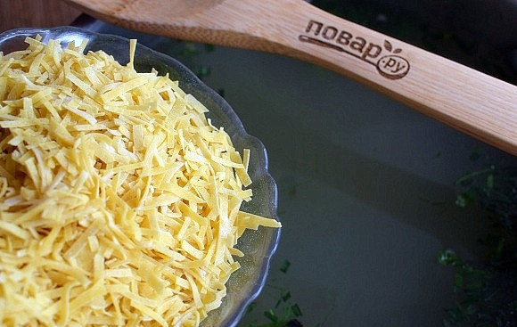 1. Этап. Оши бурида: Домашнюю лапшу закиньте в суп и варите в течение 2-3 минут до готовности.