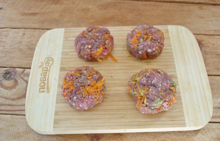 1. Этап. Бургер Овощные прятки: Поставьте фарш в холодильник на 15-20 минут. Он уплотнится. Из охлажденного фарша сформируйте котлетки для бургера.