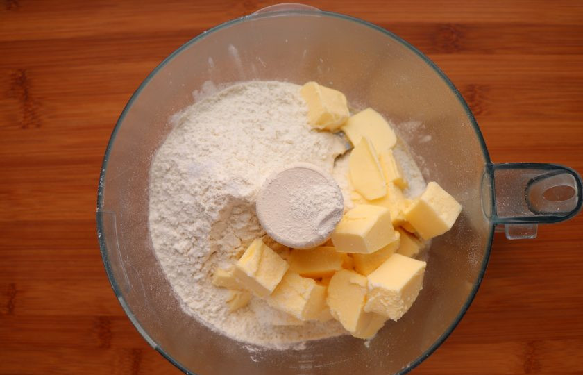 1. Этап. Американский тыквенный пирог: Для начала приготовьте тесто. Для этого смешайте в комбайне муку, соль, сахар и сливочное масло, нарезанное кубиками.