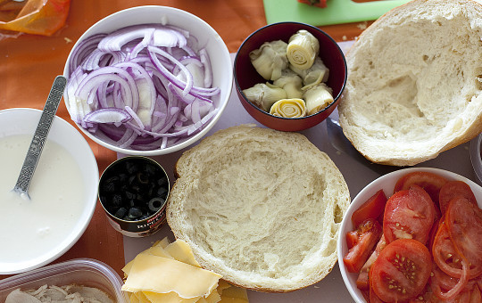 1. Этап. Быстрые бутерброды на природу: Приготовьте необходимые продукты, все тонко нарежьте. Хлеб разрежьте вдоль и выньте часть мякиша.