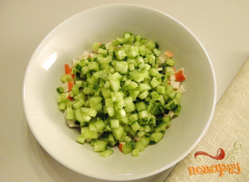 1. Этап. Крабовый салат из крабовых палочек: 3. Свежий огурец порежьте кубиками. Старайтесь, чтобы все ингредиенты салата были примерно одного размера. В данном случае ориентируйте на размер кукурузы.
