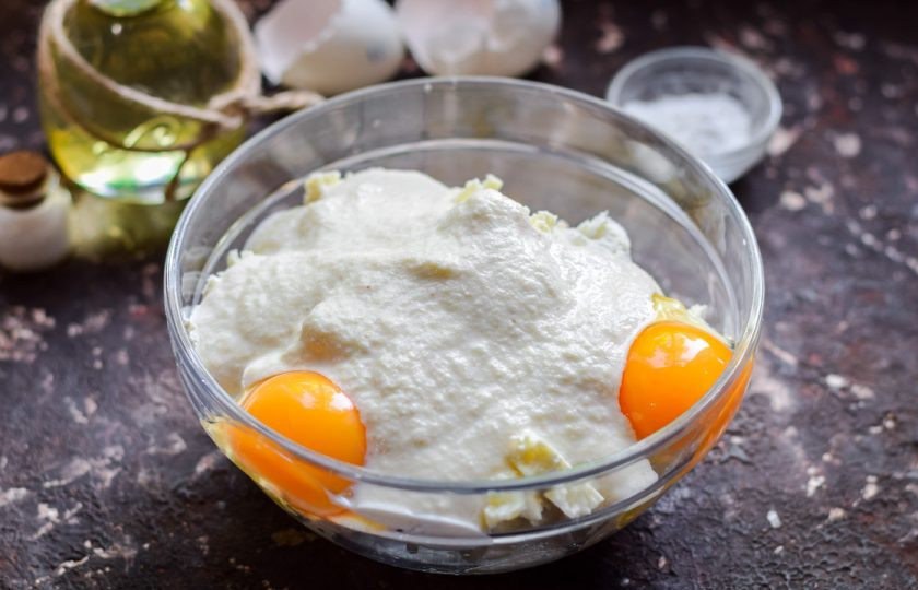 1. Этап. Творожная запеканка Лазерсона: Переложите манку в миску с творогом. Добавьте крахмал и разрыхлитель теста.