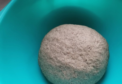 1. Этап. Формовой хлеб с сушёным луком: Влить в мучную смесь и замесить тесто (сначала ложкой, потом руками). Поначалу тесто липковатое, но довольно быстро становится приятным в работе - послушным, гладким и эластичным. Сформировать колобок, сложить в чашу, накрыть чистым полотенцем или затянуть пищевой плёнкой и поставить в тёплое, без сквозняков, место для подъёма.