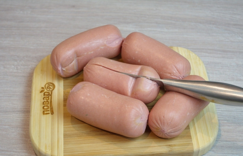 1. Этап. Утопенцы (шпикачка): С одной стороны сделайте в шпикачке разрез ножом по всей длине.