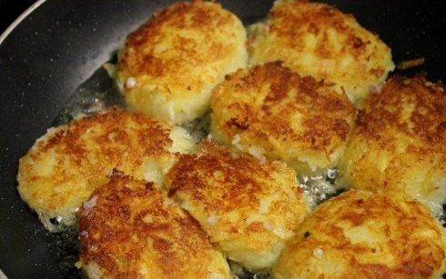 1. Этап. Картофельные пампушки: 4. Разогрейте сковороду. Налейте растительного масла. Обжарьте пампушки на сковороде с двух сторон приблизительно по 6 минут. В результате должна образоваться румяная хрустящая корочка. Дайте время стечь жиру. Подавайте блюдо, политое сметаной или посыпанное мелко рубленой зеленью. Приятного аппетита.