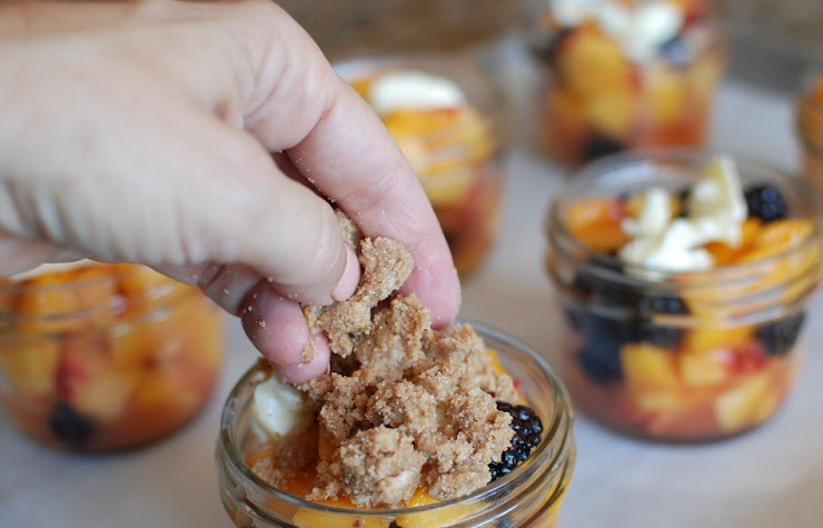 1. Этап. Десерт из персиков и ежевики: Сверху покрываем фруктовую начинку приготовленной нами обсыпкой.