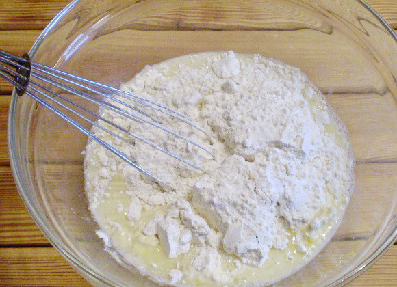 1. Этап. Блинчики с зеленью: 4. Вводим муку и соду. Венчиком работаем до образования однородной массы без комочков.