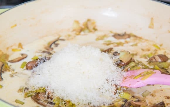 1. Этап. Куриные бёдра в сливочном соусе: 4. Теперь влейте сливки и мелко натрите пармезан. Ещё раз перемешайте.