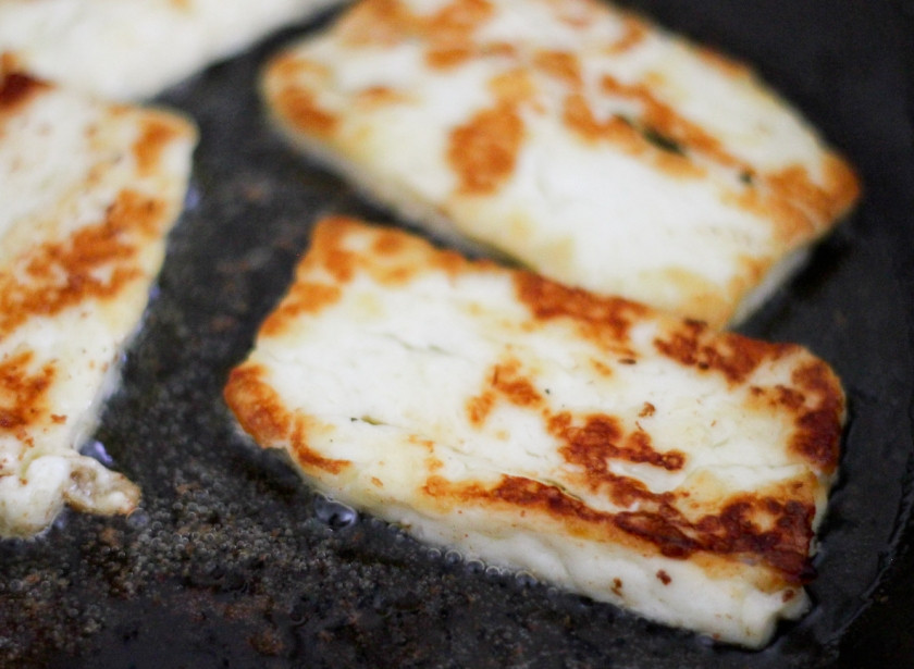 1. Этап. Бутерброды с баклажанами и чесноком: Сыр творожный нарежьте плоскими кусками и обжарьте на масле до золотистой корочки.