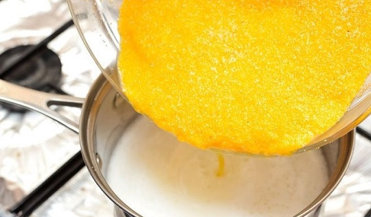 1. Этап. Каша кукурузная: 4. После закипания добавьте щепотку соли и выложите крупу, которая к тому времени уже слегка набухнет.