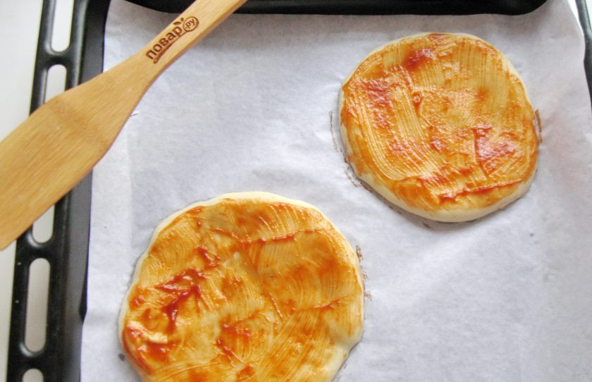 1. Этап. Школьная пицца: Смажьте пиццу кетчупом или томатной пастой.