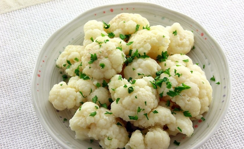 1. Этап. Цветная капуста на молоке: 4. Нарежьте мелко оставшуюся зелень и украсьте блюдо. Приятного аппетита!